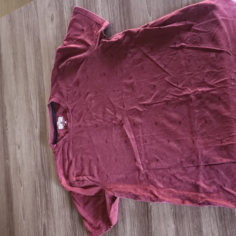 Maroon Hollister t shirt
